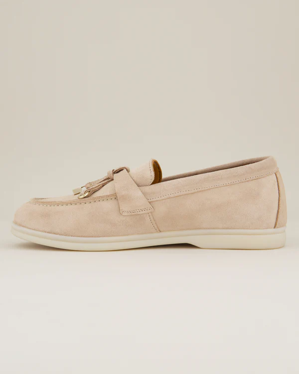 Zandkleurige suède loafers met kwastjes