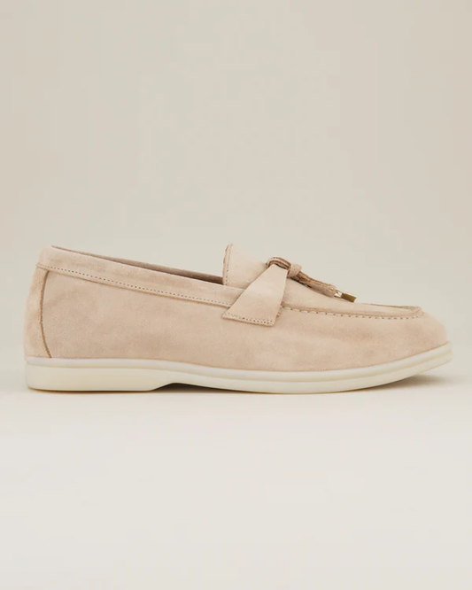 Zandkleurige suède loafers met kwastjes